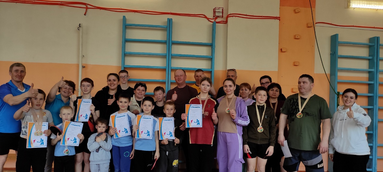 Семейный турнир по настольному теннису.